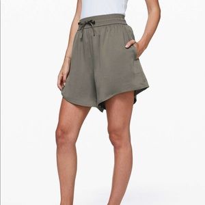 Lululemon Feeling Femme Short NWT!! Size 6